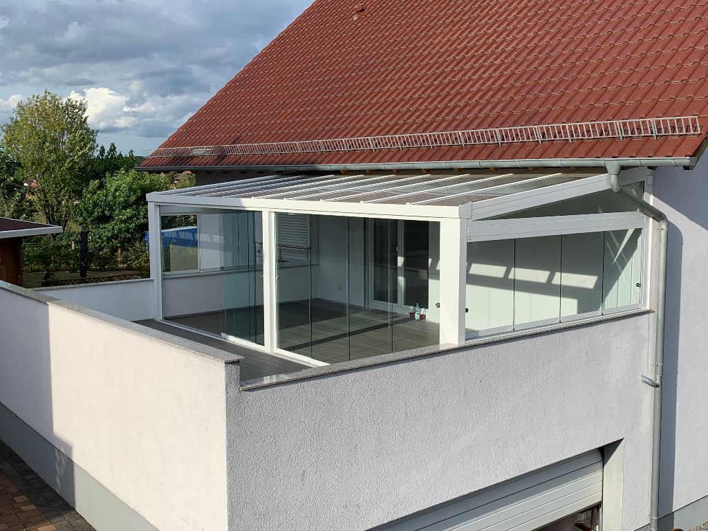 Weikum Überdachung - Ein Haus mit Balkon und Glasdach.