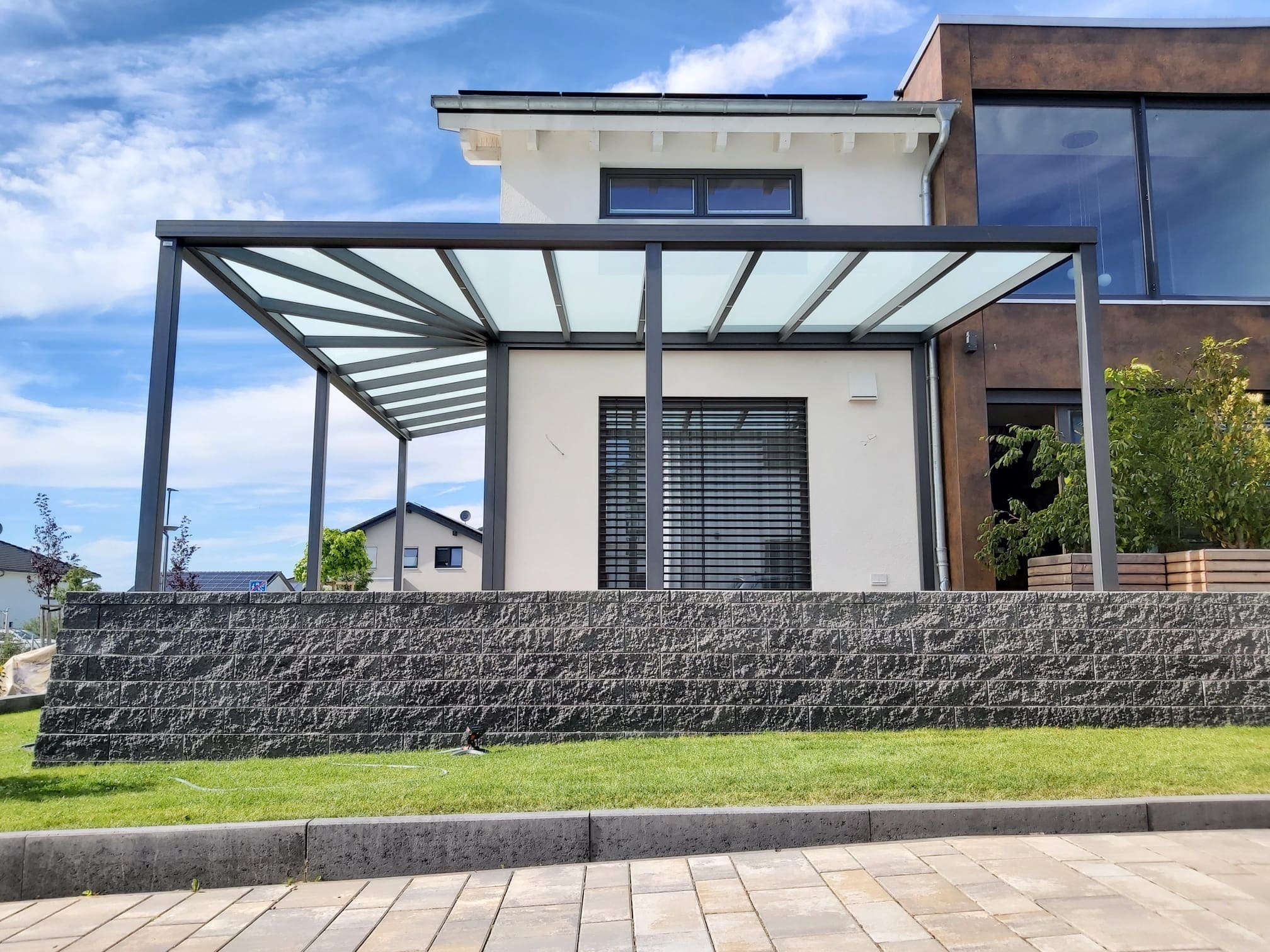 Weikum Überdachung - Ein modernes Haus mit Glasdach.