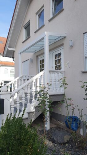 Weikum Überdachung - Ein weißes Haus mit einem weißen Geländer.